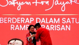 FOTO: Tangis Megawati Sambut Hasto Kristiyanto di Kongres PDIP