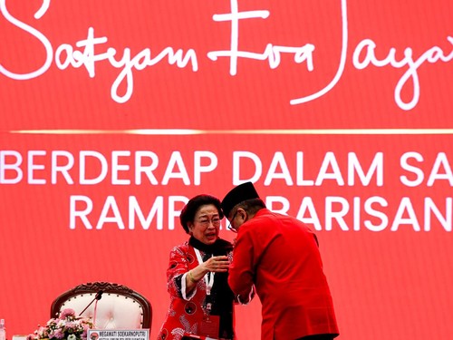 FOTO: Tangis Megawati Sambut Hasto Kristiyanto di Kongres PDIP
