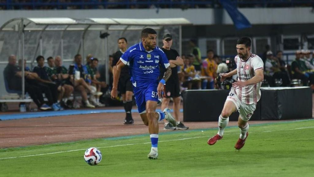 Hasil Super League: Menang Tipis atas PSBS, Persib Kembali ke Puncak