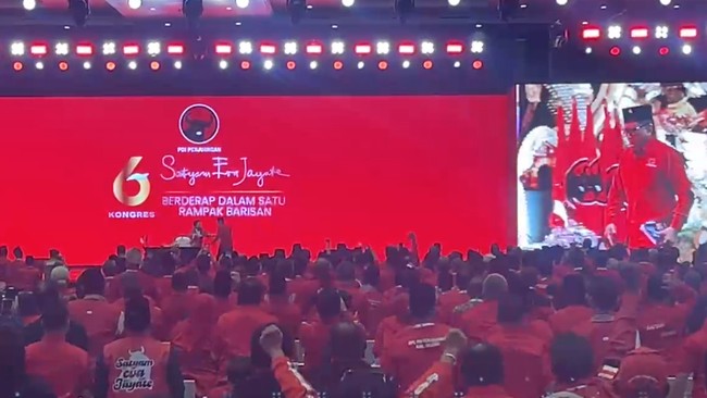 Ketua Umum PDIP Megawati Soekarnoputri menangis menyambut kedatangan Sekjen PDIP Hasto Kristiyanto di kongres ke-6 PDIP Nusa Dua, Bali, Sabtu (2/8).