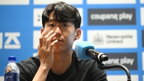 FOTO: Detik-detik Son Heung Min Emosional Tinggalkan Tottenham