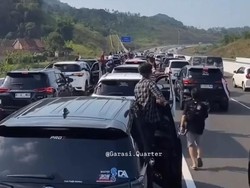 Deretan Mobil Parkir Tutup Lajur Tol Cisumdawu, Ini Faktanya