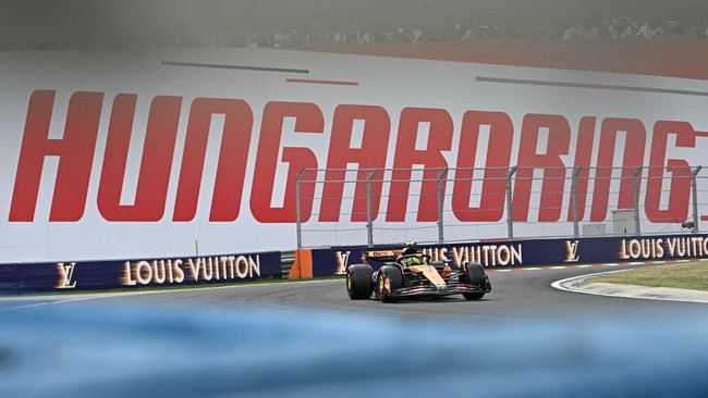 Lando Norris menjuarai F1 GP Hungaria 2025 setelah mengalahkan Oscar Piastri dalam duel sengit di Sirkuit Hungaroring, Minggu (3/8).