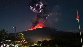 Gunung Lewotobi Laki-laki Kembali Erupsi Sabtu Malam