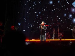 Cara UM Surabaya Pahami Komunikasi Gen-Z Lewat Konser Musik
