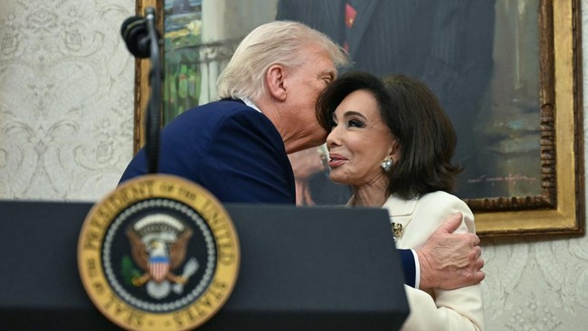 Presiden Donald Trump resmi mengangkat Jeanine Pirro, mantan pembawa acara TV dan mantan hakim, sebagai Jaksa AS untuk Distrik Columbia.