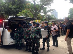 Jenazah Marsma Fajar Tiba di Rumah Duka, Disambut Tangis Keluarga