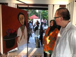 Ada Lukisan Ni Wayan Sutariyani di Senggigi Art Serenade