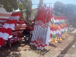 Penjual Bendera dari Jawa Raup Belasan Juta di Larantuka Jelang HUT RI