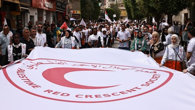 Israel Serang Markas Bulan Sabit Merah Palestina , 1 Nakes Tewas Markas Palang Merah Palestina di Khan Younis, Gaza, diserang militer Israel hingga menewaskan satu orang petugas medis.