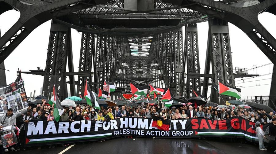 Para pengunjuk rasa berjalan melintasi Jembatan Pelabuhan Sydney selama Pawai Kelompok Aksi Palestina untuk Kemanusiaan di Sydney, Australia, 3 Agustus 2025. (AAP/Dean Lewins via REUTERS)