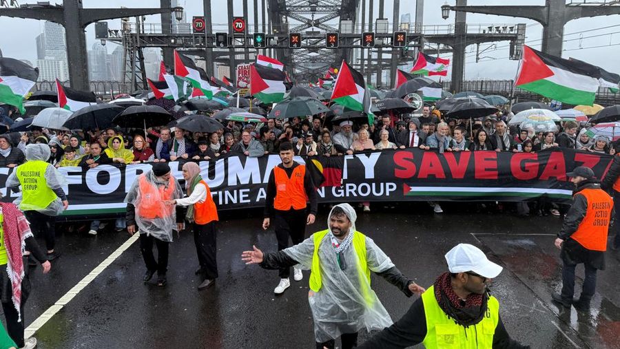 Para pengunjuk rasa berjalan melintasi Jembatan Pelabuhan Sydney selama Pawai Kelompok Aksi Palestina untuk Kemanusiaan di Sydney, Australia, 3 Agustus 2025. (AAP/Dean Lewins via REUTERS)