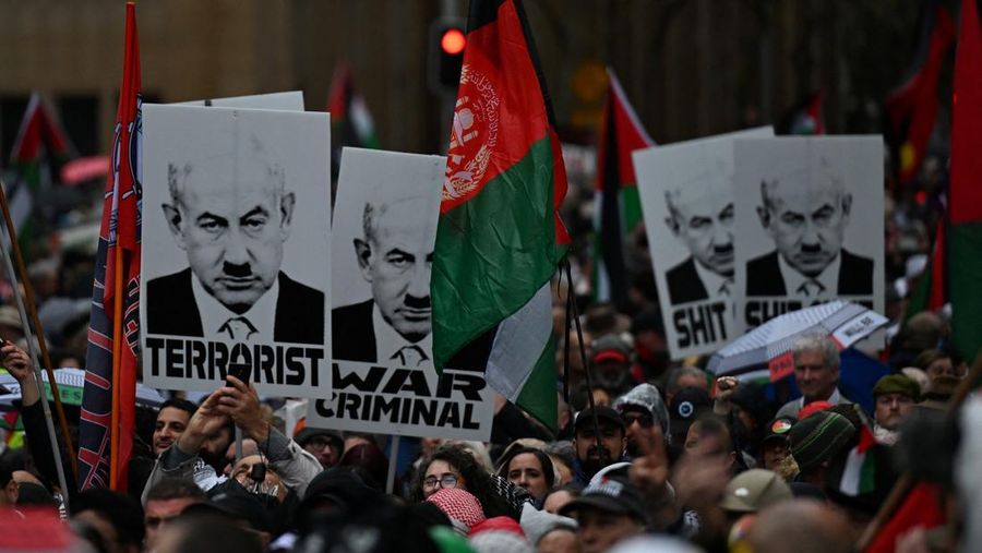 Para pengunjuk rasa berjalan melintasi Jembatan Pelabuhan Sydney selama Pawai Kelompok Aksi Palestina untuk Kemanusiaan di Sydney, Australia, 3 Agustus 2025. (AAP/Dean Lewins via REUTERS)