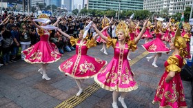 FOTO: Semarak Parade Budaya 6 Negara di CFD Bundaran HI