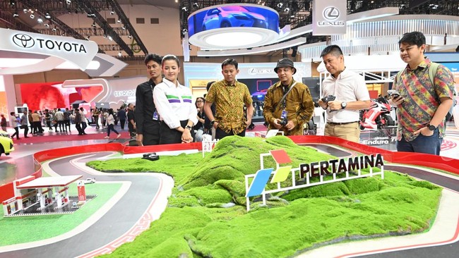 PT Pertamina raih penghargaan Best Booth di GIIAS 2025, Booth interaktifnya edukatif, menawarkan pengalaman balapan virtual dan produk ramah lingkungan.