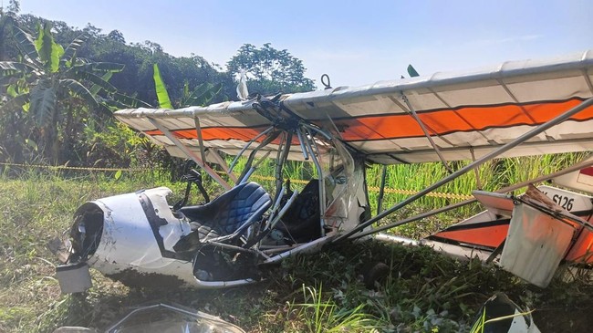 Satu orang tewas dalam insiden pesawat latih jatuh di Ciampea, Bogor. Pesawat milik FASI jatuh saat latihan, penyebab masih diselidiki.