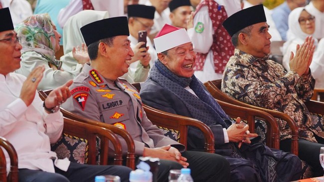 Kapolri Jenderal Listyo Sigit menghadiri Haul Al-Marhumin di Ponpes Buntet, Cirebon, Acara ini memperkuat sinergi ulama & umaro untuk Indonesia yang lebih baik.