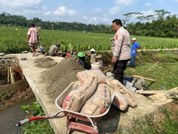 Polisi di Banjarnegara Beri Semen Petani buat Perbaiki Jembatan Sawah