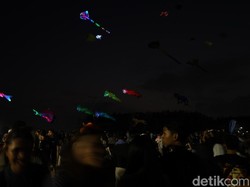 Gemerlap Layangan Kreasi di Langit Malam Pantai Mertasari