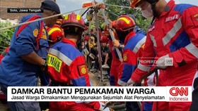 VIDEO: Damkar Bantu Pemakaman Warga