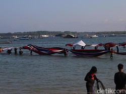 Sulitnya Daratkan Layangan Bali Ukuran Jumbo, Diseret hingga ke Laut