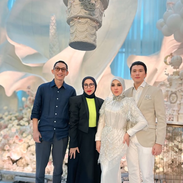 <p>Beberapa artis Tanah Air terlihat hadir di pesta ulang tahun Syahrini ke-45 tahun. Mereka yang hadir di antaranya adalah penyanyi Krisdayanti, Hetty Koes Endang, Melly Goeslaw, dan Yuni Shara. Diva Indonesia Krisdayanti secara khusus menyumbangkan suara emasnya untuk bernyanyi di acara tersebut, Bunda. (Foto: Instagram&nbsp;@melly_goeslaw)</p>