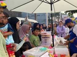 Warga Rela Antre-Datang Lebih Pagi Demi Beli Donat Viral di CFD Depok