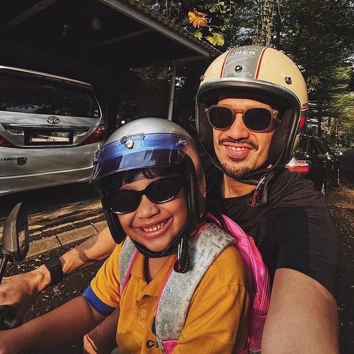 <p>Aktor&nbsp;Tarra Budiman juga punya cara unik mengantar anaknya ke sekolah. Putri pertamanya, Kalea Jada Agyra tampak begitu ceria saat sang Ayah mengantarnya naik motor. "Pagi yang bahagia. Gimana enggak bahagia, Kalea seneng dianter naik motor," tulis Tarra. (Foto: Instagram @tarrabudiman)</p>
