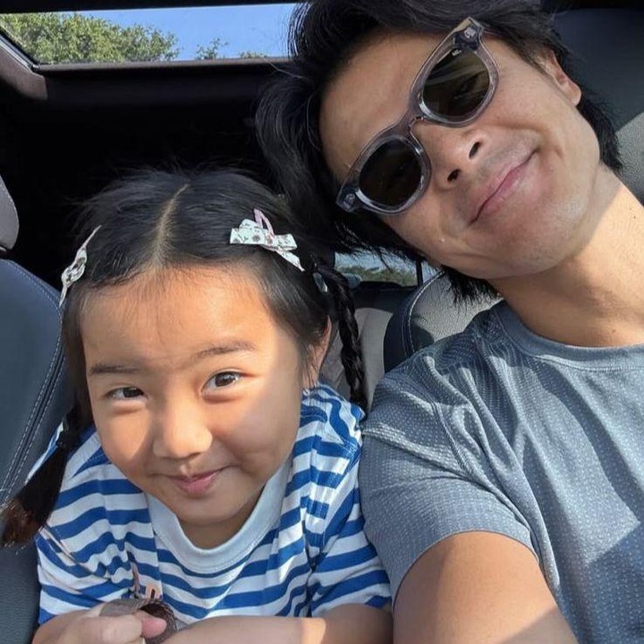 <p>Aktor Dion Wiyoko dikenal memiliki keluarga harmonis bersama sang istri, Florencia Fiona Anthony. Dari pernikahan keduanya, mereka dikaruniai putri cantik bernama Gianna Mae Wiyoko, lahir pada 17 Juli 2021. Di tengah kesibukannya di dunia entertainment, Dion tetap meluangkan waktu untuk mengantar putrinya berangkat sekolah. "Senangnya udah mulai antar jemput GG sekolah," tulis Dion lewat unggahan Instagramnya. (Foto: Instagram @dionwiyoko)</p>