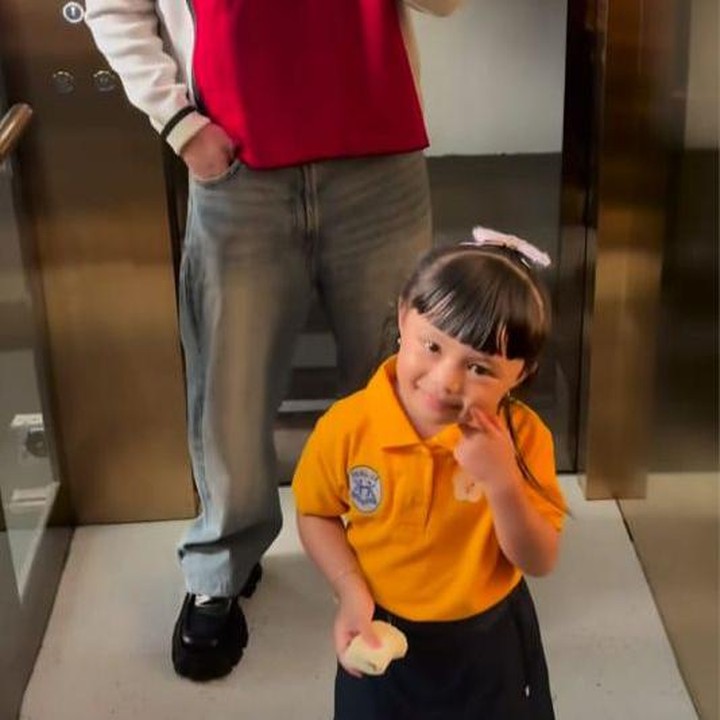 <p>Atta Halilintar juga tak mau ketinggalan momen manis bersama putrinya, Ameena Hanna Nur Atta. Atta kerap terlihat mengantar Ameena sekolah. Warganet dibuat gemas melihat potret keduanya, apalagi ekspresi bahagia Amina saat berpose manis dengan sang Ayah. "Rutinitas pagi," tulis Atta sebagai keterangan foto unggahannya. (Foto: Instagram @attahalilintar)</p>