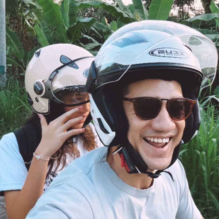 <p>Aktor tampan Andrew White telah menjalani rumah tangga harmonis bersama Nana Mirdad sejak 2006. Pasangan ini memiliki dua anak, Jason dan Sarah, yang selalu jadi prioritas utama mereka. Andrew baru-baru ini membagikan keseruan saat mengantar Sarah ke sekolah. "Kembali masuk sekolah, Nak!! Orang tuanya bebasss!" tulis Andrew. (Foto: Instagram @andrew.white._)</p>