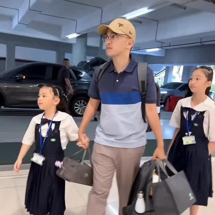 <p>Presenter kondang Ruben Onsu selalu punya cara tersendiri menunjukkan kasih sayang pada anak-anaknya. Dari pernikahannya dengan Sarwendah, Ruben dikaruniai dua putri, Thalia dan Thania, yang kini tengah memasuki masa sekolah. Momen Ruben mengantar kedua putrinya jadi sorotan karena terlihat begitu perhatian membawa tas sekolah kedua putrinya. (Foto: Instagram @ruben_onsu)</p>