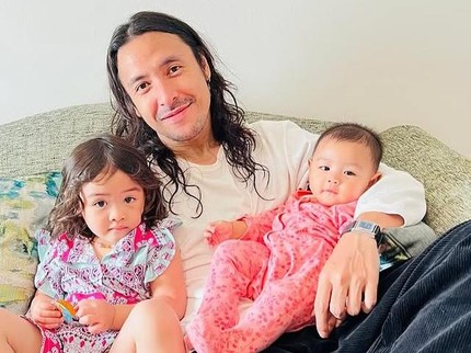5 Potret Dua Putri Kecil Marcello Tahitoe, Bikin Sang Ayah Kangen saat Pergi Kerja