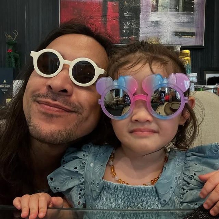 <p>Dalam kesempatan lain, Ello membagikan potret hangat bersama putri sulungnya, Dunia, saat ia memberikan ucapan ulang tahun spesial untuk anaknya, Bunda. Momen ini pun terasa kian istimewa karena hari lahir Dunia bertepatan dengan ulang tahun sang Ayah. "Selamat Ulang Tahun untuk kita!!" tulisnya. (Foto: Instagram @marcello_tahito)</p>