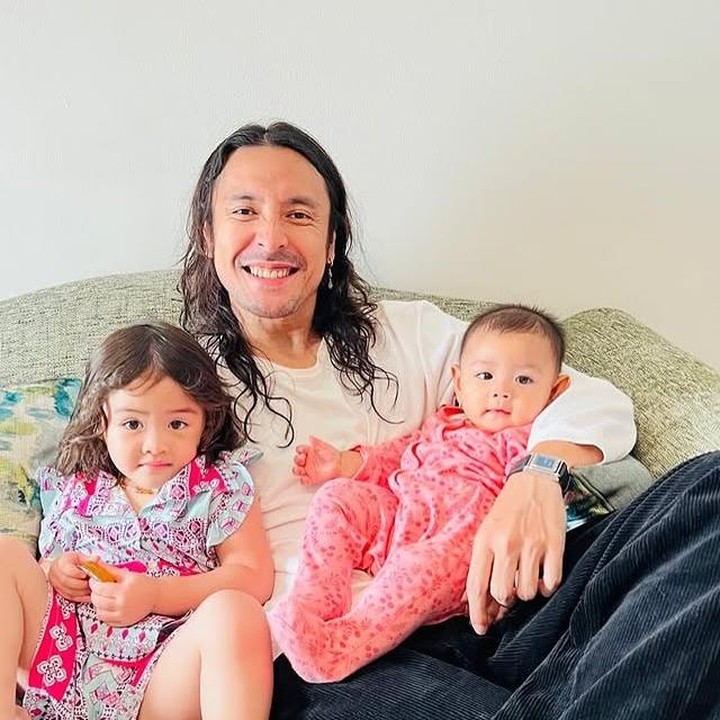 <p>Potret kebersamaan Ello bersama Dunia dan Darah Tahitoe ini sontak menuai banyak pujian dan doa baik dari publik. Banyak yang terharu melihat sisi lain seorang Ello yang selama ini dikenal sebagai <em>rocker</em> di atas panggung, tetapi begitu lembut saat bersama kedua putrinya. (Foto: Instagram @marcello_tahito)</p>