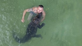 FOTO: Bernyali! Pria Ini Pelihara dan Berenang Bareng Aligator