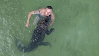 FOTO: Bernyali! Pria Ini Pelihara dan Berenang Bareng Aligator
