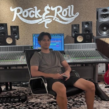 Jadi Saksi Sidang Cerai Ortu, Ini 7 Potret Dio Anak Andre Taulany & Erin yang Jarang Tersorot