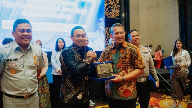 bank bjb menghadirkan bjb T-Samsat dan Agen Samsat bjb BiSA untuk mempermudah pembayaran Pajak Kendaraan Bermotor bagi warga Jawa Barat.
