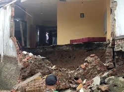 Pagar Rumah Tetangga Ambruk di Tasikmalaya, 4 Orang Terluka