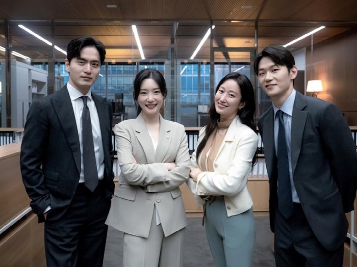 Drama Korea Beyond the Bar berhasil tamat dengan perolehan rating lebih dari 8%. Drama bertema hukum ini dibintangi oleh Jung Chae Yeon hingga Lee Jin Wook.