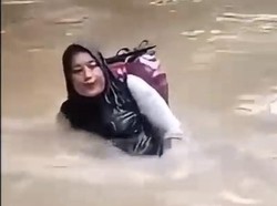 Cerita Bidan Desa di Sumbar yang Seberangi Sungai Deras Demi Obati Warga