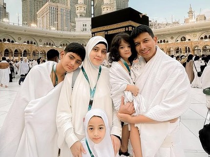 Cerita Fairuz A Rafiq Umrah Bareng Keluarga, Sempat Khawatir Suami Sakit hingga Cium Hajar Aswad