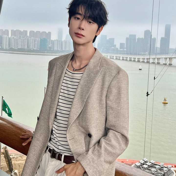 <p>Cha Jung Woo sendiri diketahui sempat menjadi stand-in sang kakak dalam drama. Dukungan dan kekompakan keduanya bikin fans ikut terharu. (Foto: Instagram @chajjw)</p>
