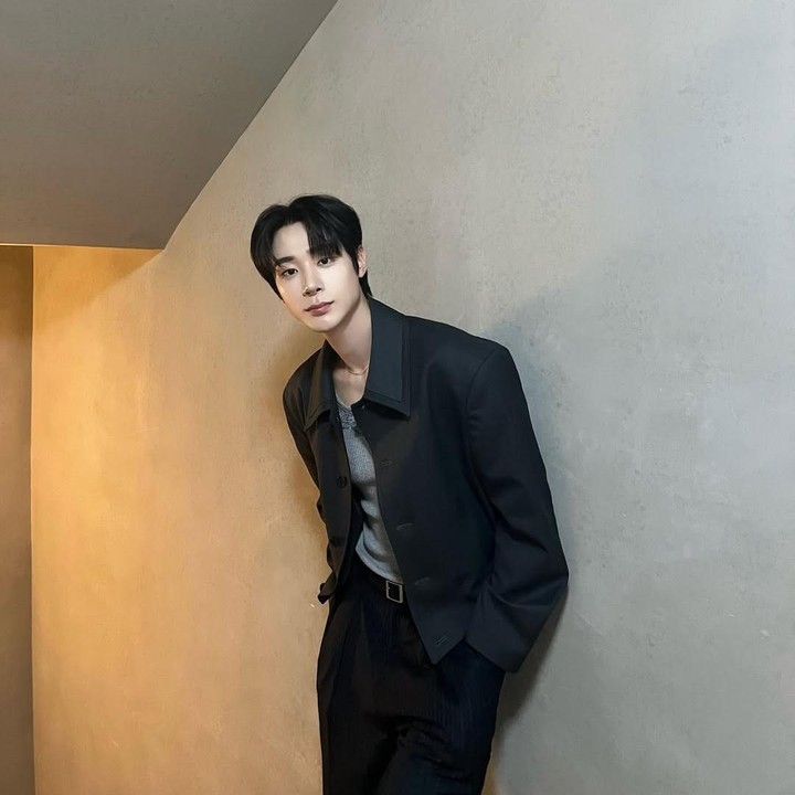 <p>Cha Jung Woo pun mendapat pujian dari sang kakak, Choo Young Woo, yang mengaku bangga pada adiknya yang berhasil menjalani peran dengan baik, bahkan menyebut ingin beradu akting langsung suatu saat nanti. (Foto: Instagram @chajjw)</p>