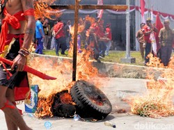Massa Bakar Ban Tolak Transmigrasi Kaltara, Gubernur Tak Muncul