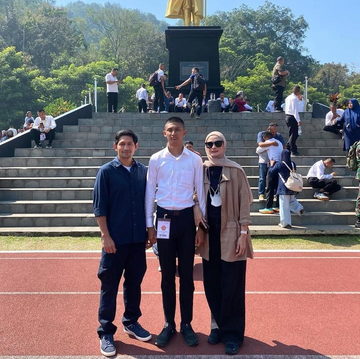 <p>Ibnu Jamil dan mantan istri Ade Maya terlihat datang ke Magelang, Jawa Tengah untuk menyaksikkan langsung pengumuman lolos putra mereka di Akmil. Meski telah bercerai, keduanya terlihat kompak memberikan dukungan ke Dhofin untuk melanjutkan studinya ke Akmil. (Foto: Instagram @mayamaula9/ @ibnujamilo)</p>