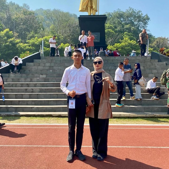 <p>Mantan istri Ibnu Jamil, Ade Maya, mengunggah potretnya bersama sang putra di Instagram. Perempuan 47 tahun ini tak kuasa menahan air mata bahagianya saat pertama kali memeluk sang putra usai lolos Akmil. "<em>Alhamdulillah</em> Selamat ya nak&hellip; Hari ini satu doa besar yang selalu bunda panjatkan dikabulkan Allah. Anakku, kamu resmi diterima di AKMIL..Tak ada kata yang cukup menggambarkan betapa bangganya bunda. Perjuanganmu, air matamu, kelelahanmu semua terbayar," tulisnya. (Foto: Instagram @mayamaula9/ @ibnujamilo)</p>