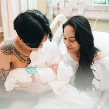 Jadi Pacar Siaga, Ini 7 Potret DJ Bravy Skin to Skin-Momong Anak Erika Carlina & DJ Panda