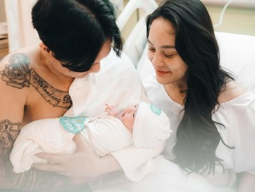 Jadi Pacar Siaga, Ini 7 Potret DJ Bravy Skin to Skin-Momong Anak Erika Carlina & DJ Panda